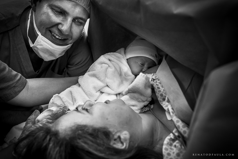primeira amamentação do bebê na maternidade newborn