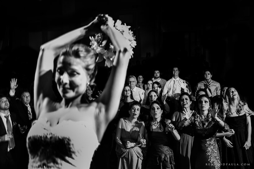 noiva jogando o bouquet no casamento no buffet torres