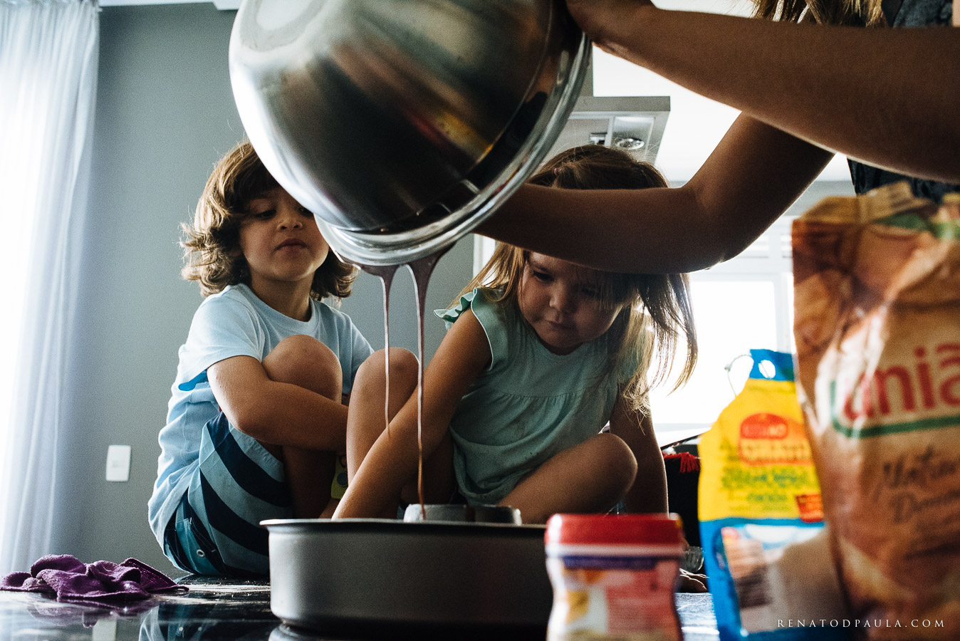 crianças na cozinha fotografia documental de família