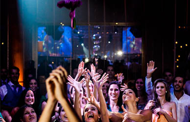 Foto de casamento da hora do bouquet premiada na AG WPJA
