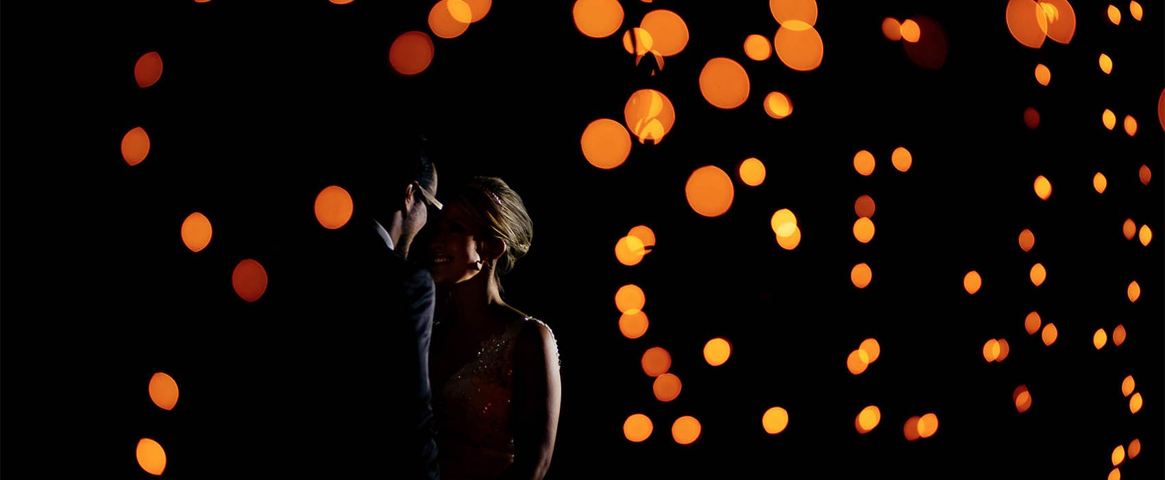 Fotografia artística de casamento com os noivos