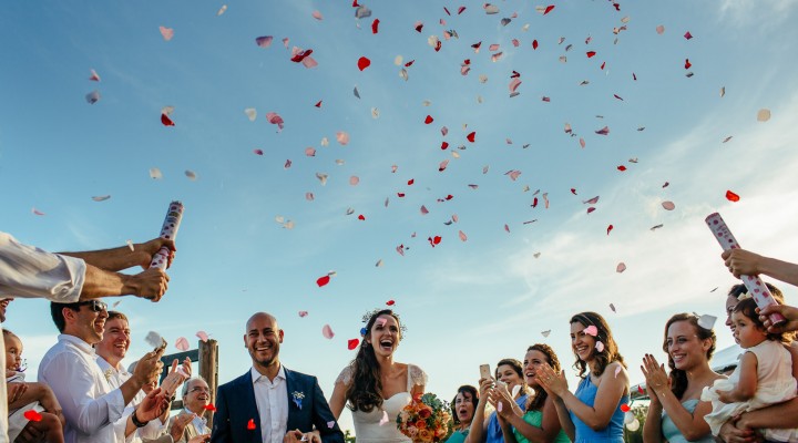 casamento mini-wedding na praia festa noivos